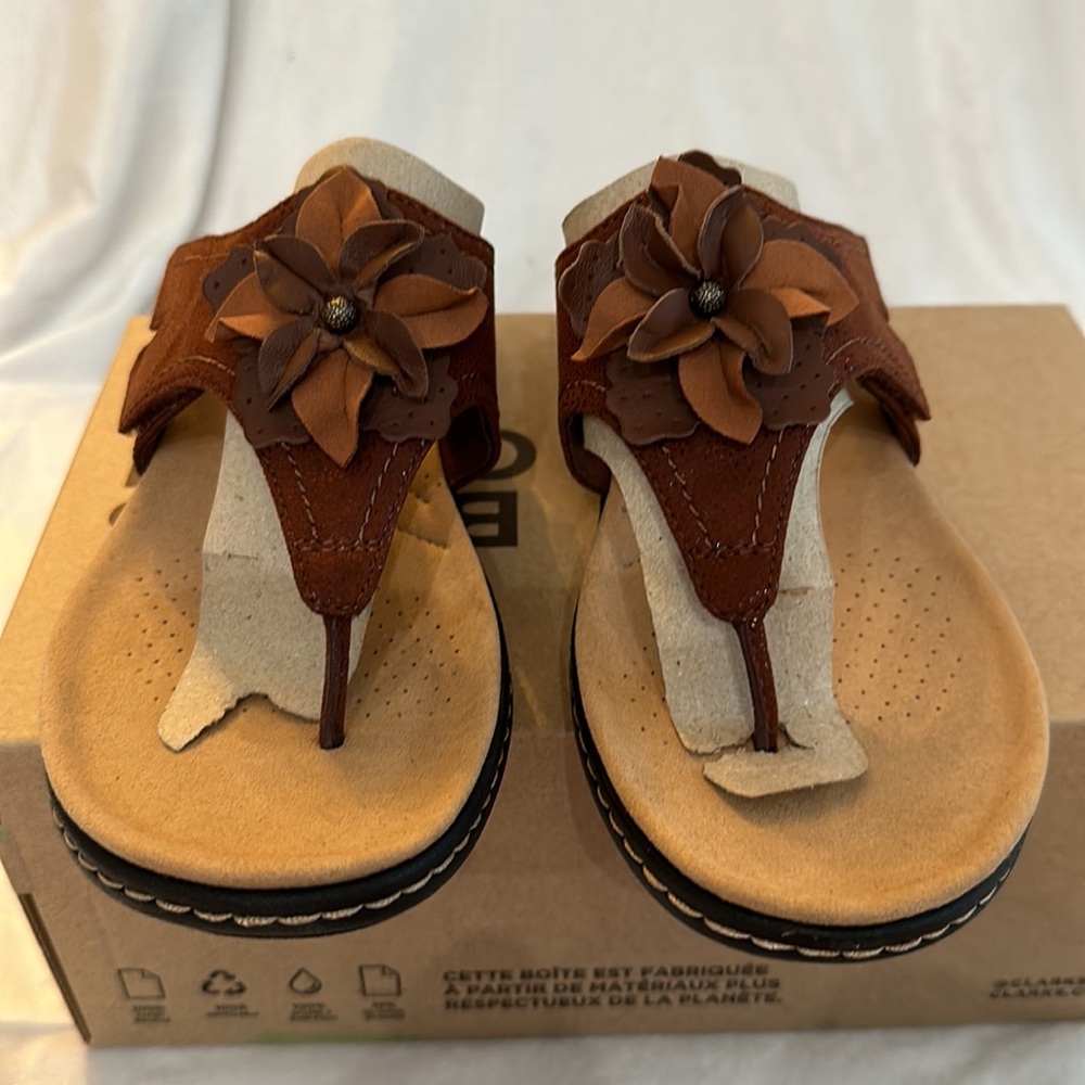 Clarks Collection Laurieann Gema Floral Toe-Post Sandal - Picture 4 of 5